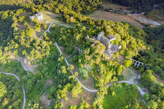 Vista aerea dell&rsquo;antica Monterano con la chiesa di San Bonaventura. Il set del film Il marchese del Grillo con Alberto Sordi