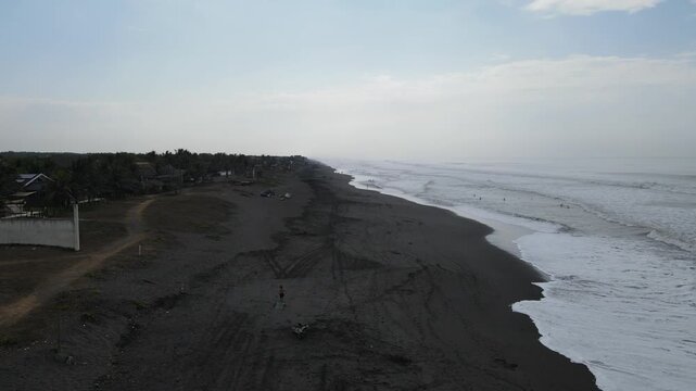 Vistas del Pared&oacute;n en Guatemala, arena negra playa y hermosa vista. Top view of a beautiful sea in El Paredon, Guatemala