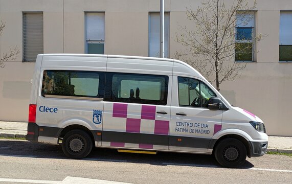 Furgoneta de transporte de ancianos a un Centro de D&iacute;a del Ayuntamiento de Madrid. Veh&iacute;culo adaptado para sillas de ruedas, Madrid, Espa&ntilde;a, 17 de marzo de 2026