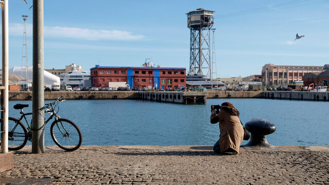 Chica joven haciendo fotograf&iacute;as en el puerto de Barcelona