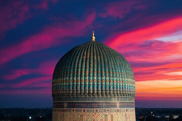 Obraz premium Sky Changes Color Above the Blue Dome of a Historical Building at Sunset in Samarkand