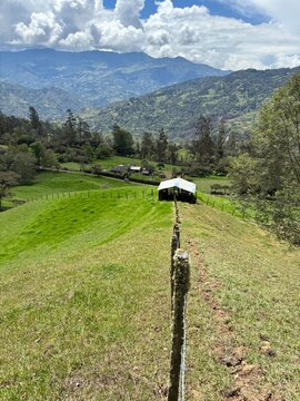 Cerca de alambre con fondo de rancho en potrero y naturaleza 
