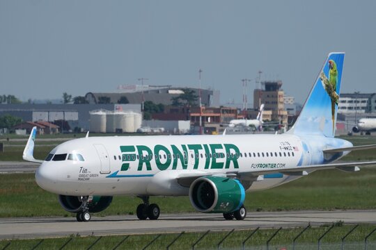 Frontier A320neo "tia the great green macaw" roulage