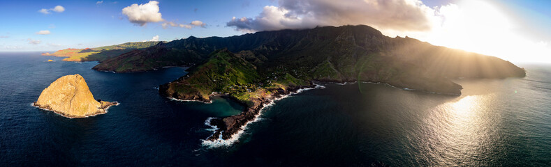 Fototapeta premium Magnifique vue panoramique de l'ile de UA HUKA dans l'archipel des marquises en polynésie francaise au coucher de soleil dans l'axe sud nord 