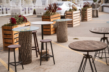 Obraz premium Spacious outdoor cafe and relaxation zone with wooden furniture and umbrellas