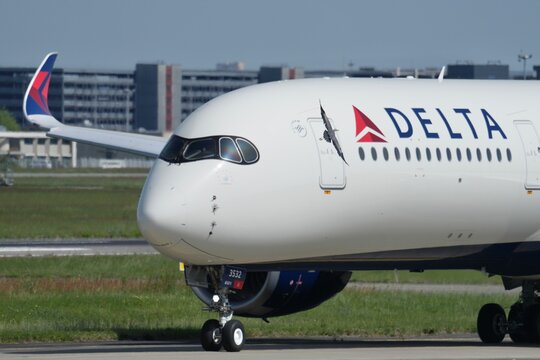 Delta Airlines A350 900 roulage de face (h&eacute;ron s'envole)