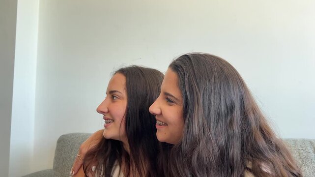 Plano medio en &oacute;rbita de dos chicas j&oacute;venes con brackets riendo