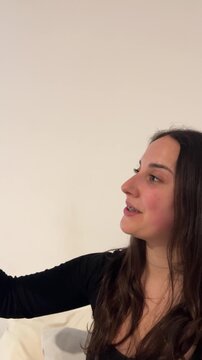 Chica con brackets en videollamada con el smartphone