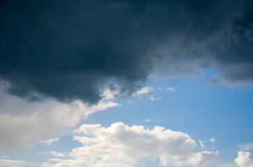 Obraz premium Dramatic Sky with Dark Clouds and Bright Blue Horizon