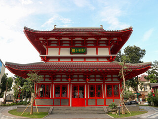 Obraz premium Traditional Chinese Temple Architecture with Red Pagoda Style Roof