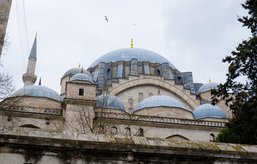 Obraz premium The majestic Suleymaniye Mosque in Istanbul, Turkey. View of the magnificent Suleymaniye Mosque on a cloudy, stormy day, one of Istanbul's most iconic and revered landmarks of the Ottoman era.