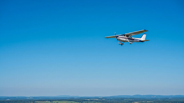 Avi&oacute;n peque&ntilde;o en cielo azul limpio con gran espacio negativo, composici&oacute;n minimalista ideal para publicidad.
