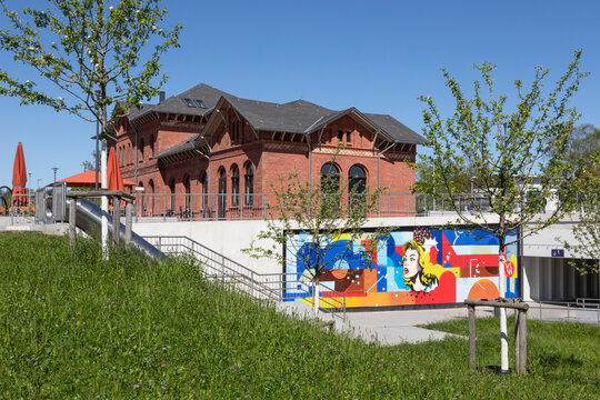 Alter Bahnhof, heute B&uuml;rgerbahnhof, in Dorsten mit Durchgang zu den Gleisen