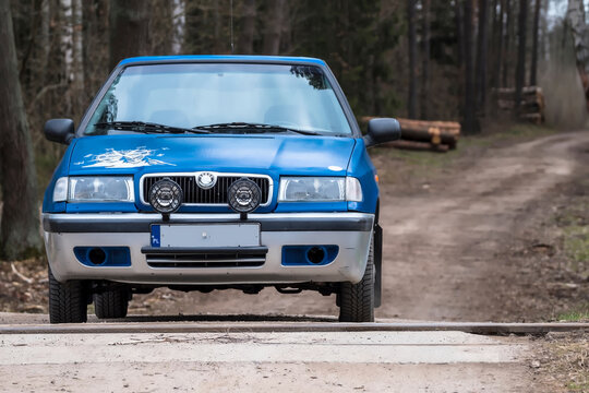 Polska wojew&oacute;dztwo świętokrzyskie, 12 kwietnia 2026, 10:53. Klasyczna Skoda Felicia o "terenowym" charakterze, na przejeździe kolejowym przez las w pobliżu Ostrowca Świętokrzyskiego w Polsce. 