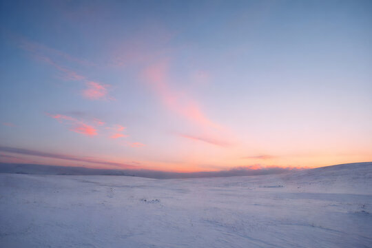 Curved Horizon Minimal Landscape Background