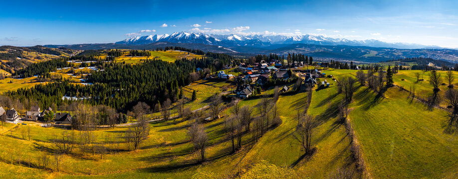 Widok na Tatry z Łapszanki, zdjęcie wykonane z drona w okresie wiosennym