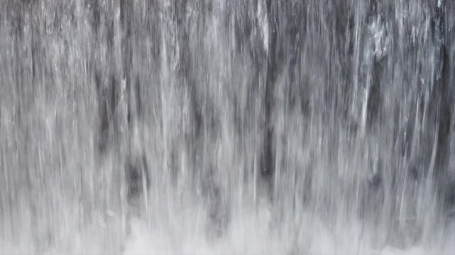落差工の段差を流れる透明な水の風景