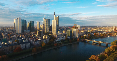 Obraz premium Frankfurt am main cityscape with main river and skyscrapers