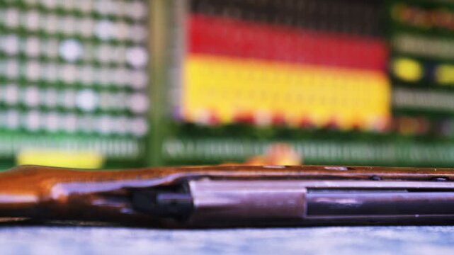 Sch&auml;rfenverlagerung vom Gewehr auf Zielscheiben am Schie&szlig;stand auf dem Jahrmarkt