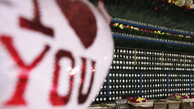 Sch&auml;rfenverlagerung von Zielscheiben auf Ballon mit Liebesbotschaft auf dem Jahrmarkt