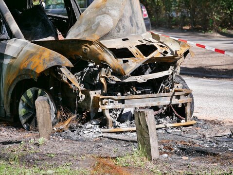 Unfallauto abgesperrt auf der Stra&szlig;e