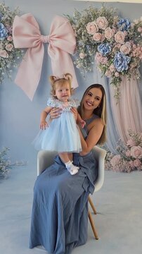 M&atilde;e e filha celebram juntas o dia das m&atilde;es 