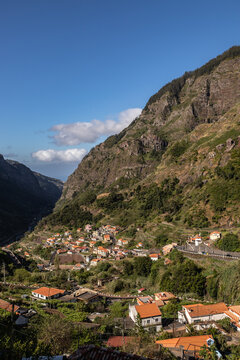 Serra de Agua (Mad&egrave;re, Portugal, Oc&eacute;an atlantique) - Vue matinale printani&egrave;re des massifs montagneux depuis le village