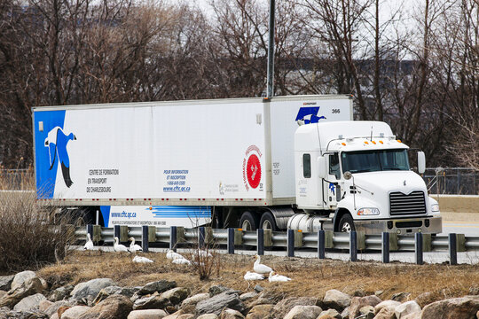 Formation de conducteurs de camions sur la route &agrave; Qu&eacute;bec. Centre de formation en transport de Charlesbourg.