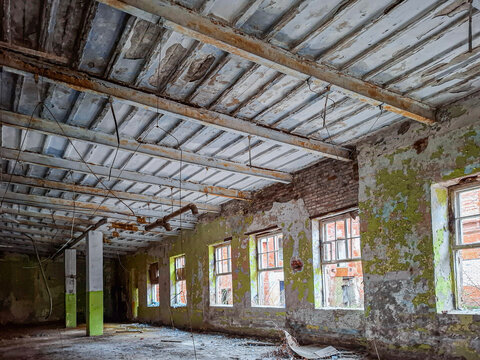 Spacious hall inside an abandoned tobacco factory in Yelets with brick walls and an old ceiling from the late century