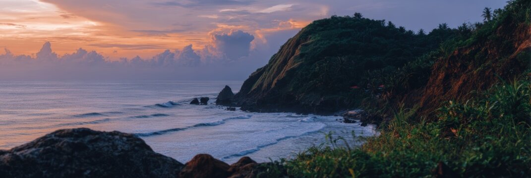海岸沿いの海と崖に沈む夕日