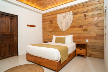 habitación con madera y cama, espacio tranquilo y bonito © Acero