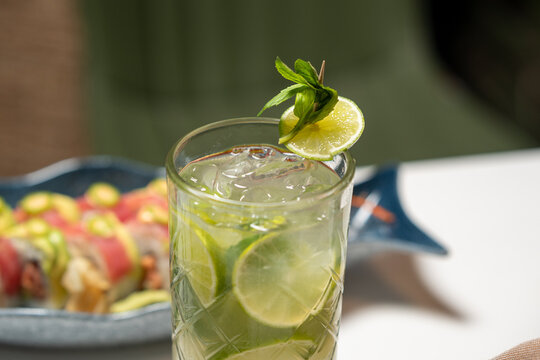 close up de un vaso de agua fresca de limon