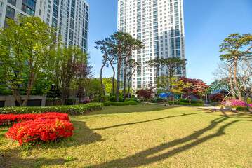 붉은색 철쭉꽃이 핀 잔디 정원이 보이는 고층아파트의 풍경, 충청북도 청주시에 위치 © Beautiful Korea