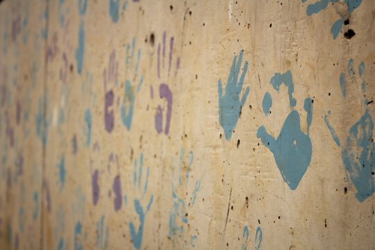 Pared art&iacute;stica con manos de colores
