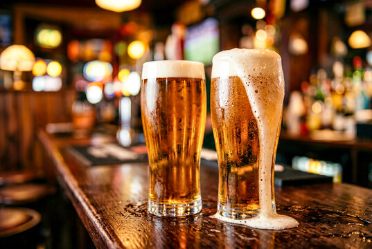 バーカウンターの生ビール2杯