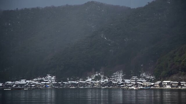 雪の残る冬の日向東港 （福井県三方郡美浜町, 2026年2月）