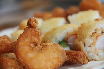 Panko shrimp maki rolls with avocado and cheese © kike