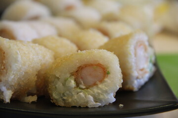 Panko shrimp maki rolls with avocado and cheese © kike