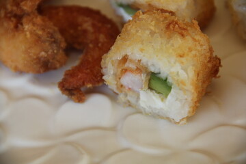 Panko shrimp maki rolls with avocado and cheese © kike