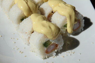 Panko shrimp maki rolls with avocado and cheese © kike