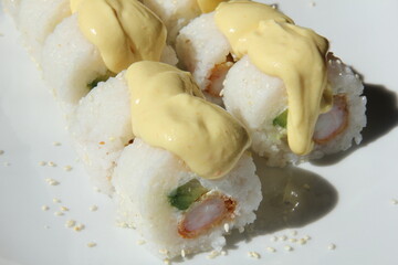 Panko shrimp maki rolls with avocado and cheese © kike