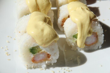 Panko shrimp maki rolls with avocado and cheese © kike