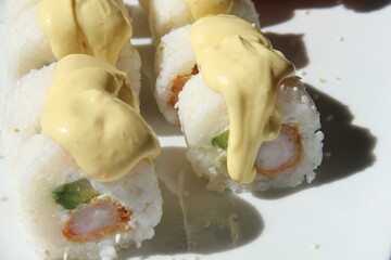 Panko shrimp maki rolls with avocado and cheese © kike