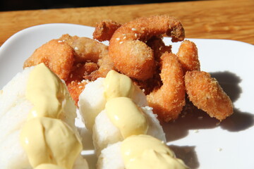 Panko shrimp maki rolls with avocado and cheese © kike