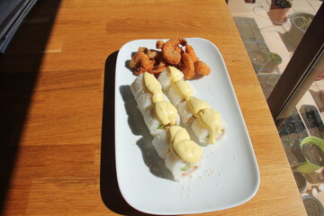 Panko shrimp maki rolls with avocado and cheese © kike
