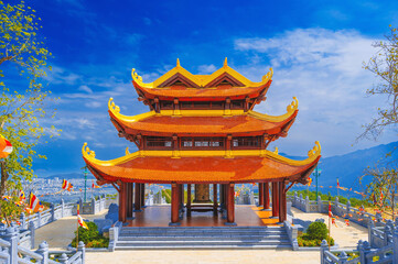 Obraz premium gate at the Vietnamese Buddhist Golden Pagoda Truc Lam Phung Thuy Son on the mountain in Nha Trang city in Vietnam in Asia