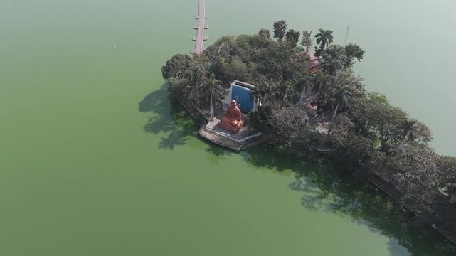 Vivekananda Statue at Vivekananda Sarovar, Aerial View of Vivekananda Sarovar Raipur, Island Monument in Urban Lake, Peaceful Lake Landmark in Raipur stock video.