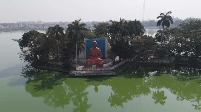 Vivekananda Statue at Vivekananda Sarovar, Aerial View of Vivekananda Sarovar Raipur, Island Monument in Urban Lake, Peaceful Lake Landmark in Raipur stock video.