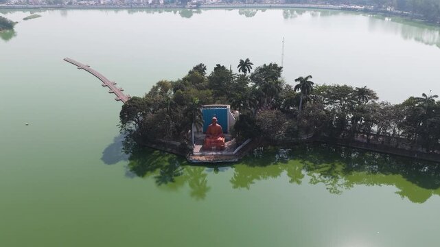 Vivekananda Statue at Vivekananda Sarovar, Aerial View of Vivekananda Sarovar Raipur, Island Monument in Urban Lake, Peaceful Lake Landmark in Raipur stock video.