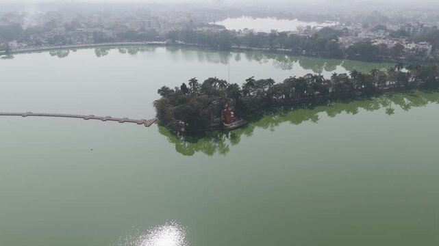 Vivekananda Statue at Vivekananda Sarovar, Aerial View of Vivekananda Sarovar Raipur, Island Monument in Urban Lake, Peaceful Lake Landmark in Raipur stock video.
